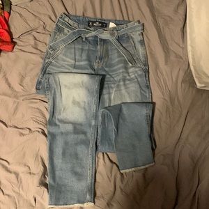 Hollister Mom jeans with denim belt and big pockets. Size 3R